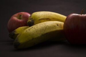 Imagens de frutas: bananas e maçã.